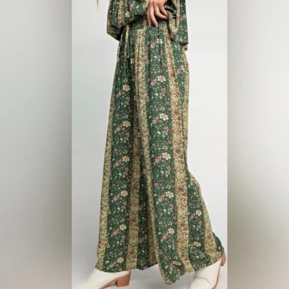 Easel Green Floral Printed Rayon Gauze Wide Leg Pant and Top Matching Set - Picture 6 of 8